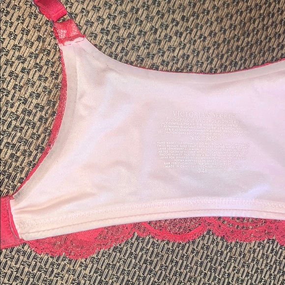 Beautiful red lace VS bra - Picture 7 of 7